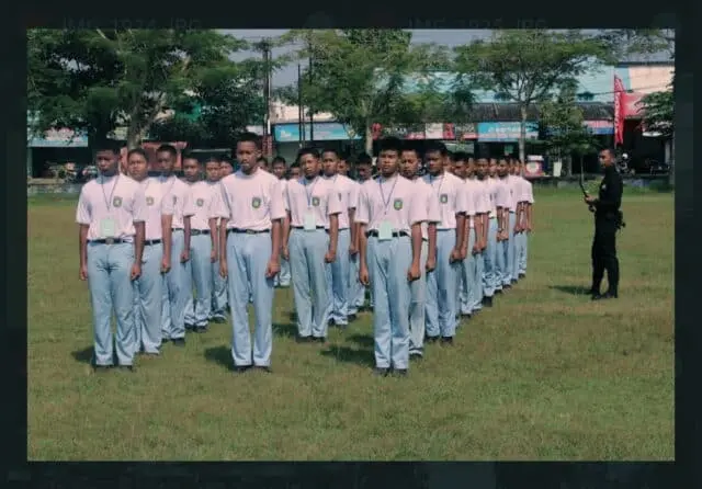 Latihan Ladikar SMK Nurussalaf Kemiri Bentuk Siswa Disiplin dan Berkarakter Kuat Latihan Ladikar SMK Nurussalaf Kemiri Bentuk Siswa Disiplin dan Berkarakter Kuat