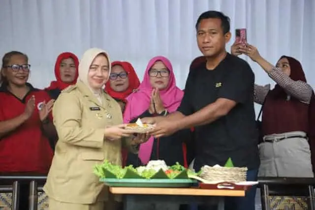 Ket foto: Bupati Purworejo Yuli Hastuti bersama pemilik Kedai Kopi Wetan Kalen, Cholid Abdilah saat pemotongan tumpeng