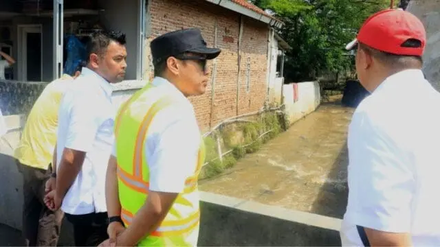 Tinjau Titik Banjir dan Longsor Akibat Hujan Ekstrem, Pilar Genjot Pemasangan Long Storage hingga Normalisasi Sungai Tinjau Titik Banjir dan Longsor Akibat Hujan Ekstrem, Pilar Genjot Pemasangan Long Storage hingga Normalisasi Sungai