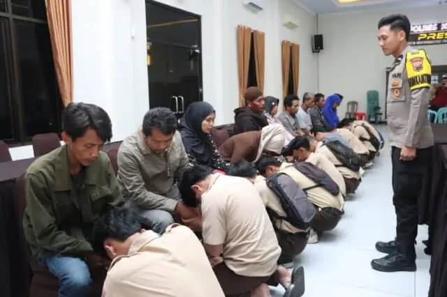 22 Pelajar Diamankan Terkait Perusakan SMK di Kebumen, Polisi Utamakan Pembinaan dan Mediasi 22 Pelajar Diamankan Terkait Perusakan SMK di Kebumen, Polisi Utamakan Pembinaan dan Mediasi