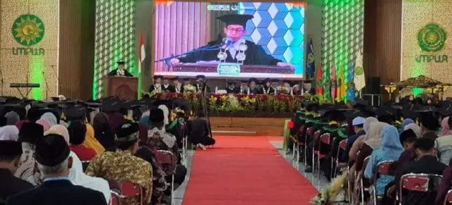 Wisuda Penuh Inspirasi, Pasangan Tunanetra UMPWR Raih Gelar Sarjana