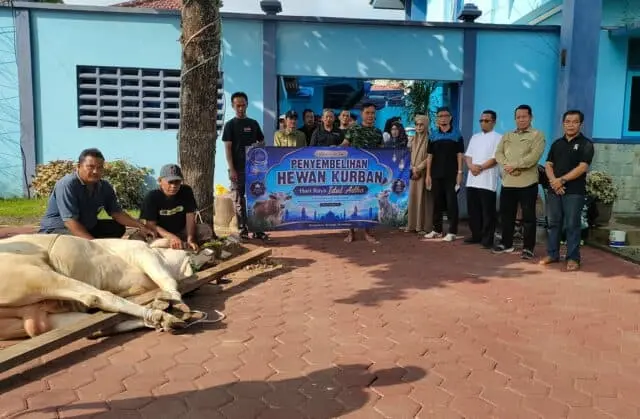Perumda Air Minum Tirta Perwitasari Salurkan Ratusan Paket Daging Kurban untuk Warga Perumda Air Minum Tirta Perwitasari Salurkan Ratusan Paket Daging Kurban untuk Warga