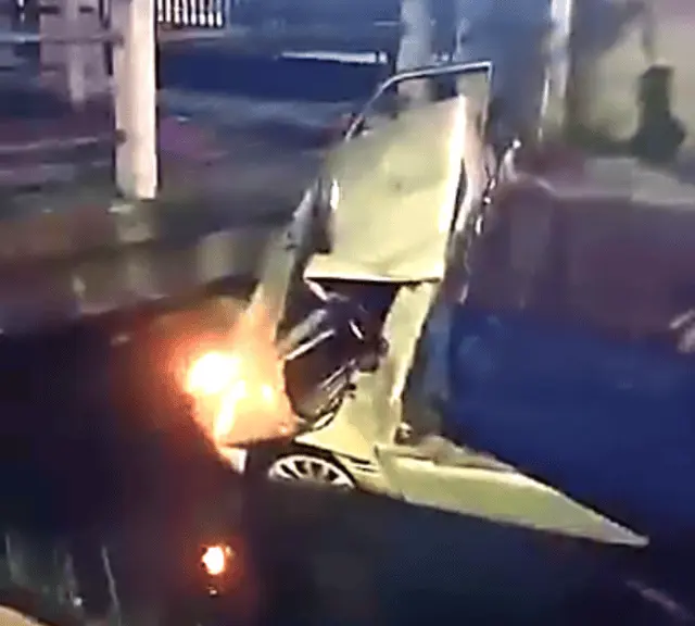 ket foto: Mobil pick up yang terlibat kecelakaan masuk parit