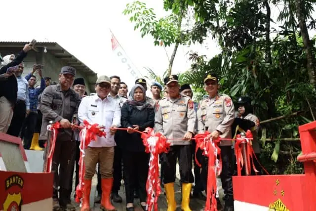 Kapolda Banten Tanam 1.000 Pohon dan Resmikan Jembatan Merah Putih Presisi di Lebak Kapolda Banten Tanam 1.000 Pohon dan Resmikan Jembatan Merah Putih Presisi di Lebak