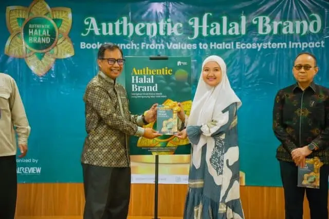 Wardah dan Kahf Rujukan Authentic Halal Brand pada Buku Terbaru IHATEC Wardah dan Kahf Rujukan Authentic Halal Brand pada Buku Terbaru IHATEC