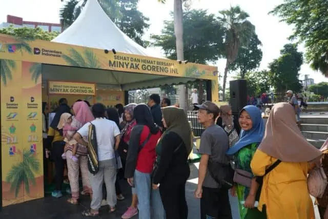 Minyak Goreng PTPN Diserbu Warga di Kota Tua Surabaya