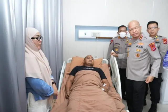 Kapolda Banten Jenguk Personel Brimob Korban Penganiayaan Debt Collector di RSB Korbrimob Polri Kapolda Banten Jenguk Personel Brimob Korban Penganiayaan Debt Collector di RSB Korbrimob Polri