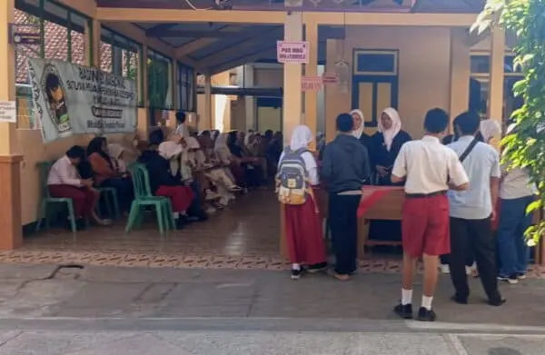 Server Sempat Down, Puluhan Pendaftar Padati Hari Pertama SPMB SMP Negeri 4 Purworejo Server Sempat Down, Puluhan Pendaftar Padati Hari Pertama SPMB SMP Negeri 4 Purworejo