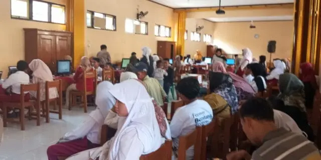Server Sempat Down, Puluhan Pendaftar Padati Hari Pertama SPMB SMP Negeri 4 Purworejo Server Sempat Down, Puluhan Pendaftar Padati Hari Pertama SPMB SMP Negeri 4 Purworejo