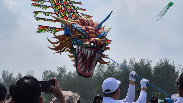 Pantai Ketawang Dipadati Ribuan Pengunjung, Festival Layang-Layang Nasional Bawa Berkah bagi UMKM