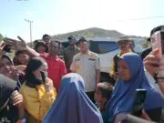 Rombongan Mendagri Distop Ibu-Ibu di Nagekeo NTT Rombongan Mendagri Distop Ibu-Ibu di Nagekeo NTT