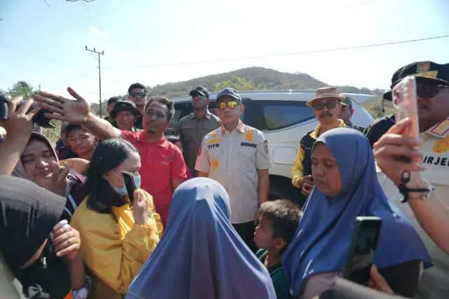 Rombongan Mendagri Distop Ibu-Ibu di Nagekeo NTT Rombongan Mendagri Distop Ibu-Ibu di Nagekeo NTT
