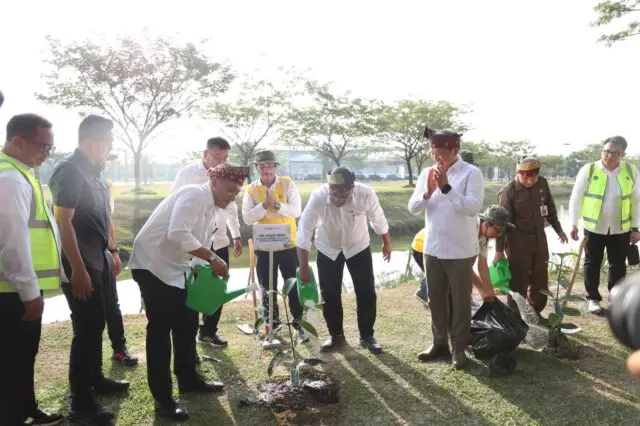 Menteri Lingkungan Hidup-PTPN IV PalmCo Luncurkan Gerakan Tanam 1,5 Juta Pohon Menteri Lingkungan Hidup-PTPN IV PalmCo Luncurkan Gerakan Tanam 1,5 Juta Pohon