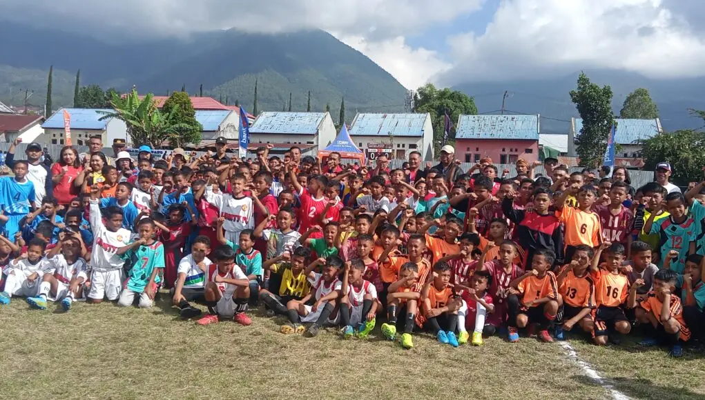 Buka Turnamen Bandara Frans Sales Lega Cup, Bupati Hery Nabit Dukung Jadi Event Tahunan