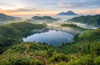 Rekomendasi 5 Wisata Sunyi dan Alami di Dieng Telaga Dringo berselimut kabut tipis di pagi hari