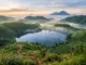Rekomendasi 5 Wisata Sunyi dan Alami di Dieng Telaga Dringo berselimut kabut tipis di pagi hari
