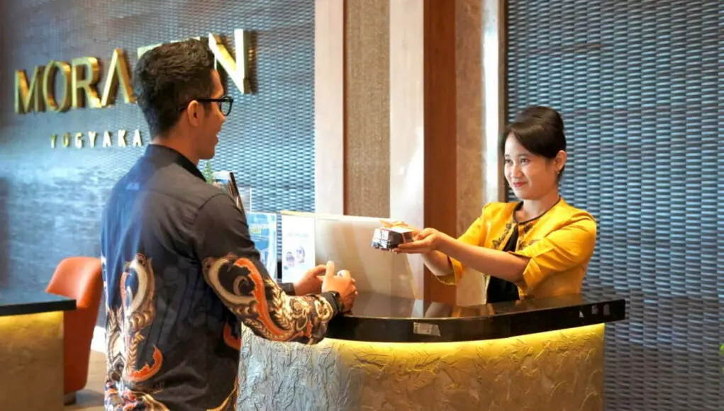 Hari Pelanggan Nasional, MORAZEN Yogyakarta Berbagi Kue Sarang Semut kepada Tamu
