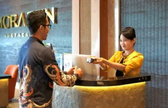 Hari Pelanggan Nasional, MORAZEN Yogyakarta Berbagi Kue Sarang Semut kepada Tamu