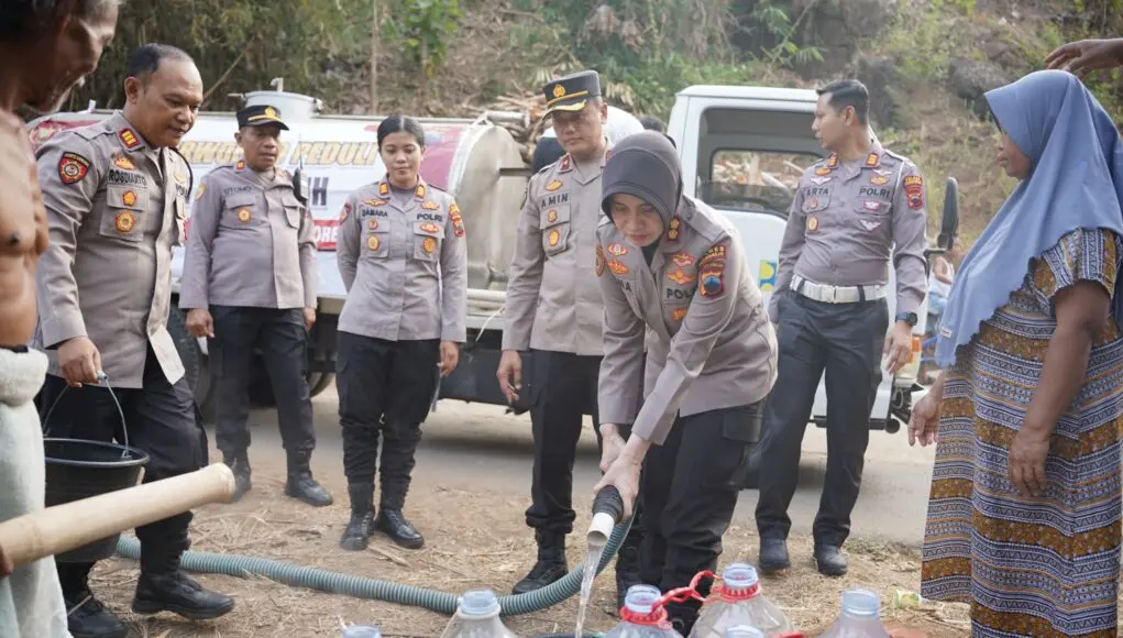 Polres Purworejo Salurkan 4.000 Liter Air Bersih untuk Warga Terdampak Kekeringan