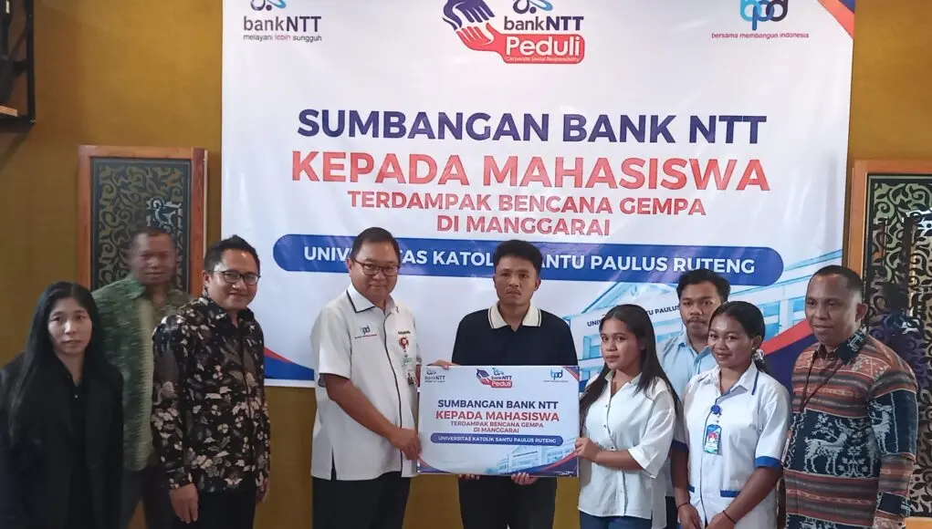 Hadir Di Tengah Bencana, Bank NTT Berikan Bantuan Uang Tunai Kepada Sejumlah Mahasiswa UNIKA St. Paulus Ruteng Yang Rumahnya Rubuh Akibat Gempa