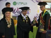Wisuda 548 Lulusan, Rektor UMPWR Dorong Alumni Terus Tumbuh, Tangguh, dan Berpengaruh