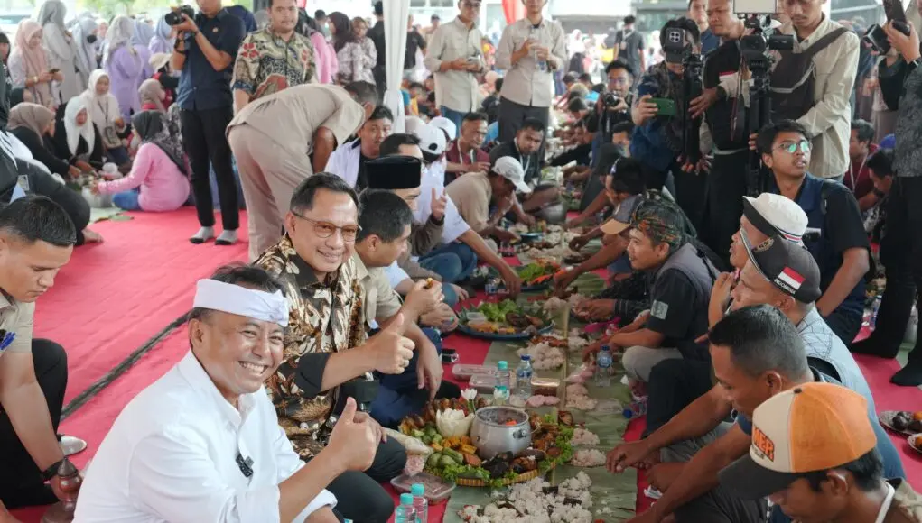 Nikmati Nasi Liwet, Mendagri Ngariung Bareng Sopir Truk Genteng di Purwakarta Nikmati Nasi Liwet, Mendagri Ngariung Bareng Sopir Truk Genteng di Purwakarta
