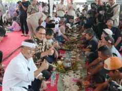 Nikmati Nasi Liwet, Mendagri Ngariung Bareng Sopir Truk Genteng di Purwakarta