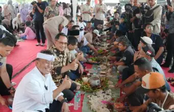 Nikmati Nasi Liwet, Mendagri Ngariung Bareng Sopir Truk Genteng di Purwakarta