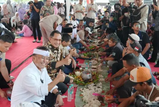 Nikmati Nasi Liwet, Mendagri Ngariung Bareng Sopir Truk Genteng di Purwakarta