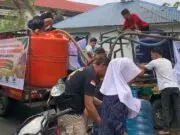 Peduli Karhutla Kalimantan, Karyawan PTPN IV PalmCo Salurkan Jutaan Liter Air Bersih dan Masker