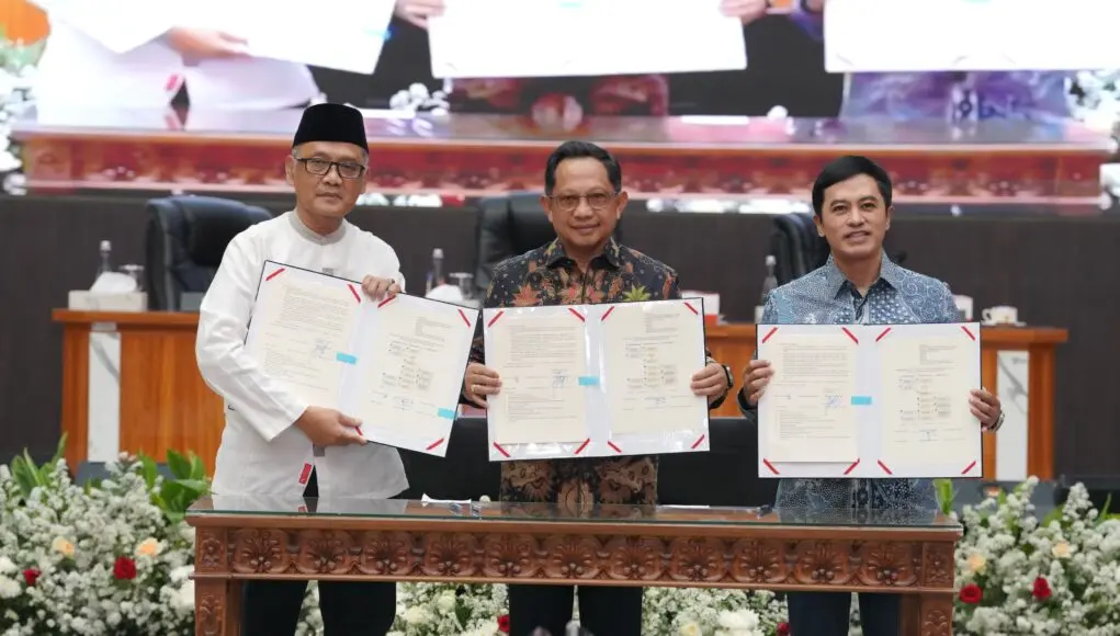 Mendagri Tito Teken SEB Digitalisasi Layanan Haji Berbasis Data Dukcapil Mendagri Tito Teken SEB Digitalisasi Layanan Haji Berbasis Data Dukcapil