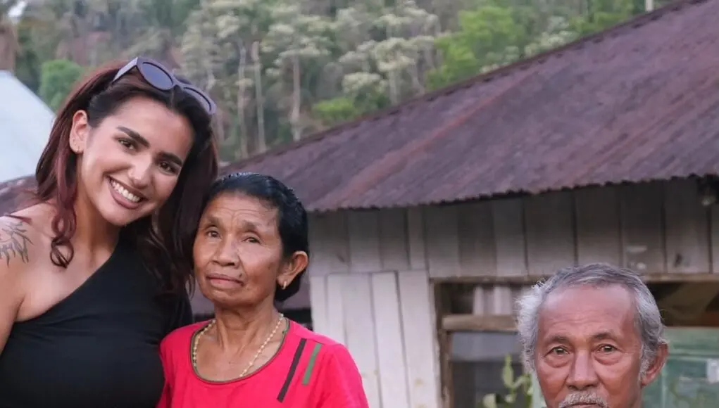 Prihatin Dengan Kondisi Korban Gempa Flores, Blasteran Indonesia – Belanda, Sarah Wella Pulang Kampung Berikan Bantuan