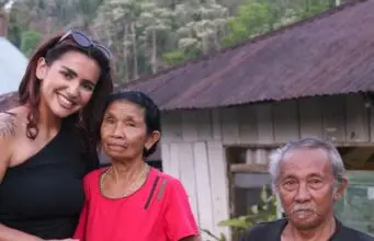 Prihatin Dengan Kondisi Korban Gempa Flores, Blasteran Indonesia – Belanda, Wela Sarah Pulang Kampung Berikan Bantuan