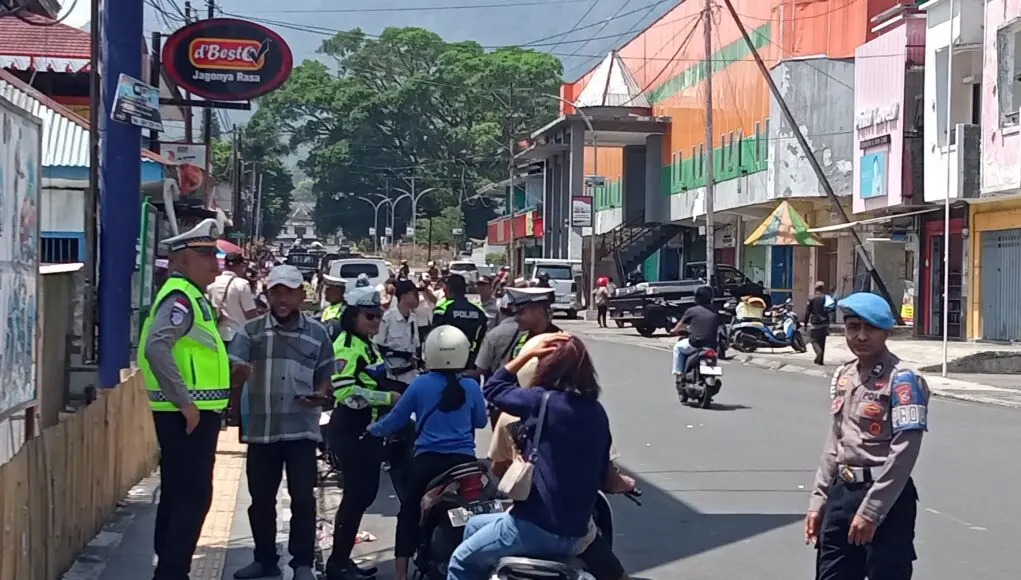 Tingkatkan Kepatuhan Pengendara, Satlantas Polres Manggarai Gelar Operasi Patuh Turangga Hari Pertama Pelaksanaan Razia Kegiatan Operasi Patuh Turangga Sat Lantas Polres Manggarai Di Jl. Motang Rua Kelurahan Pitak Kecamatan Langke Rembong
